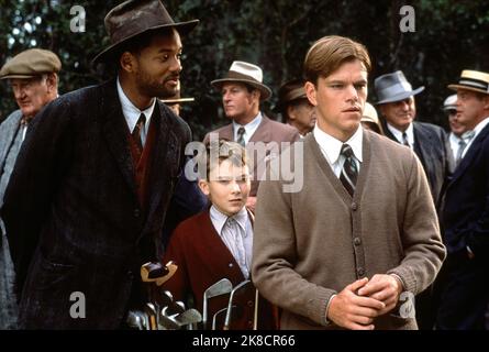 Will Smith, J. Michael Moncrief & Matt Damon Film: The Legend of Bagger Vance (USA 2000) Charaktere: Bagger Vance,Hardy Greaves & Rannulph Junuh Regie: Robert Redford 29 October 2000 **WARNUNG** Dieses Foto ist nur für den redaktionellen Gebrauch bestimmt und unterliegt dem Copyright von 20. CENTURY FOX und/oder des Fotografen, der von der Film- oder Produktionsfirma beauftragt wurde, und kann nur durch Publikationen im Zusammenhang mit der Bewerbung des oben genannten Films reproduziert werden. Eine obligatorische Gutschrift an 20. CENTURY FOX ist erforderlich. Der Fotograf sollte auch bei Bekanntwerden des Fotos gutgeschrieben werden. Ohne schriftliche Genehmigung kann keine kommerzielle Nutzung gewährt werden Stockfoto