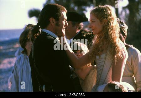 Mel Gibson & Joely Richardson Film: The Patriot (USA/DE 2000) Regie: Roland Emmerich 27. Juni 2000 **WARNUNG** Dieses Foto ist nur für redaktionelle Zwecke bestimmt und unterliegt dem Copyright von COLUMBIA PICTURES und/oder des Fotografen, der von der Film- oder Produktionsfirma beauftragt wurde und darf nur von Publikationen im Zusammenhang mit der Bewerbung des oben genannten Films reproduziert werden. Eine obligatorische Gutschrift für COLUMBIA PICTURES ist erforderlich. Der Fotograf sollte auch bei Bekanntwerden des Fotos gutgeschrieben werden. Ohne schriftliche Genehmigung der Film Company kann keine kommerzielle Nutzung gewährt werden. Stockfoto