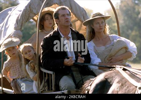 Skye Mccole Bartusiak, Mel Gibson & Joely Richardson Film: The Patriot (USA/DE 2000) Charaktere: Susan Martin, Benjamin Martin, Charlotte Selton Regie: Roland Emmerich 27. Juni 2000 **WARNUNG** Dieses Foto ist nur für redaktionelle Zwecke bestimmt und unterliegt dem Copyright von COLUMBIA PICTURES und/oder des Fotografen, der von der Film- oder Produktionsfirma beauftragt wurde und darf nur von Publikationen im Zusammenhang mit der Bewerbung des oben genannten Films reproduziert werden. Eine obligatorische Gutschrift für COLUMBIA PICTURES ist erforderlich. Der Fotograf sollte auch bei Bekanntwerden des Fotos gutgeschrieben werden. Ohne schriftliche Genehmigung kann keine kommerzielle Nutzung gewährt werden Stockfoto