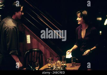 Keanu Reeves & Brooke Langton Film: The Replacements (2000) Charaktere: Shane Falco & Annabelle Farrell Regie: Howard Deutch 07. August 2000 **WARNUNG** Dieses Foto ist nur für redaktionelle Zwecke bestimmt und unterliegt dem Copyright von WARNER und/oder dem von der Film- oder Produktionsfirma beauftragten Fotografen und kann nur von Publikationen im Zusammenhang mit der Bewerbung des oben genannten Films reproduziert werden. Eine obligatorische Gutschrift an WARNER ist erforderlich. Der Fotograf sollte auch bei Bekanntwerden des Fotos gutgeschrieben werden. Ohne schriftliche Genehmigung der Film Company kann keine kommerzielle Nutzung gewährt werden. Stockfoto