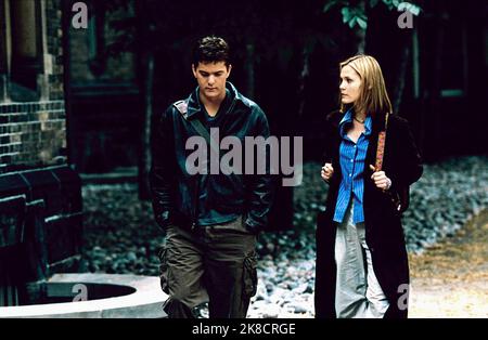 Joshua Jackson & Leslie BIBB Film: The Skulls (USA/CAN 2000) Charaktere: Lucas 'Luke' McNamara & Chloe Whitfield Regie: Rob Cohen 27 March 2000 **WARNUNG** Dieses Foto ist nur für redaktionelle Verwendung bestimmt und unterliegt dem Copyright von UNIVERSAL-BILDERN und/oder dem Fotografen, der von der Film- oder Produktionsfirma beauftragt wurde und darf nur von Publikationen im Zusammenhang mit der Bewerbung des oben genannten Films reproduziert werden. Eine obligatorische Gutschrift für UNIVERSELLE BILDER ist erforderlich. Der Fotograf sollte auch bei Bekanntwerden des Fotos gutgeschrieben werden. Ohne schriftliche Genehmigung der Film Company kann keine kommerzielle Nutzung gewährt werden. Stockfoto