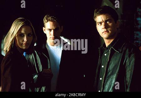 Leslie BIBB, Paul Walker & Joshua Jackson Film: The Skulls (USA/CAN 2000) Charaktere: Chloe Whitfield,Caleb Mandrake & Lucas 'Luke' McNamara Regie: Rob Cohen 27 March 2000 **WARNUNG** Dieses Foto ist nur für redaktionelle Verwendung bestimmt und unterliegt dem Copyright von UNIVERSAL-BILDERN und/oder dem Fotografen, der von der Film- oder Produktionsfirma beauftragt wurde und darf nur von Publikationen im Zusammenhang mit der Bewerbung des oben genannten Films reproduziert werden. Eine obligatorische Gutschrift für UNIVERSELLE BILDER ist erforderlich. Der Fotograf sollte auch bei Bekanntwerden des Fotos gutgeschrieben werden. Ohne schriftliche Verfasserin kann keine kommerzielle Nutzung gewährt werden Stockfoto