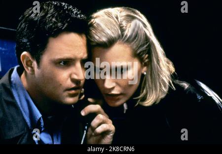 Matthew Perry & Natasha Henstridge Film: The Whole Nine Yards (USA 2000) Charaktere: Nichola 'Oz' Oseransky & Cynthia Tudeski Regie: Jonathan Lynn 17 February 2000 **WARNUNG** Dieses Foto ist nur für redaktionelle Verwendung bestimmt und unterliegt dem Copyright von WARNER BROS. Und/oder des Fotografen, der von der Film- oder Produktionsfirma beauftragt wurde und nur durch Publikationen im Zusammenhang mit der Bewerbung des oben genannten Films reproduziert werden kann. Eine obligatorische Gutschrift an WARNER BROS. Ist erforderlich. Der Fotograf sollte auch bei Bekanntwerden des Fotos gutgeschrieben werden. Ohne schriftliche Genehmigung des Films C kann keine kommerzielle Nutzung gewährt werden Stockfoto