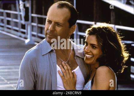 Bruce Willis & Amanda Peet Film: The Whole Nine Yards (USA 2000) Charaktere: Jimmy 'The Tulip' Tudeski & Jill St. Claire Regie: Jonathan Lynn 17 February 2000 **WARNUNG** Dieses Foto ist nur für redaktionelle Verwendung bestimmt und unterliegt dem Copyright von WARNER BROS. Und/oder des Fotografen, der von der Film- oder Produktionsfirma beauftragt wurde und nur durch Publikationen im Zusammenhang mit der Bewerbung des oben genannten Films reproduziert werden kann. Eine obligatorische Gutschrift an WARNER BROS. Ist erforderlich. Der Fotograf sollte auch bei Bekanntwerden des Fotos gutgeschrieben werden. Ohne schriftliche Genehmigung der Film Company kann keine kommerzielle Nutzung gewährt werden Stockfoto