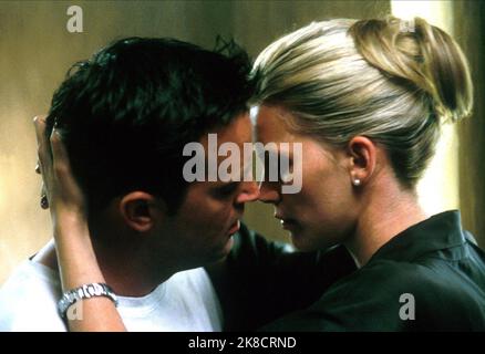 Matthew Perry & Natasha Henstridge Film: The Whole Nine Yards (USA 2000) Charaktere: Nichola 'Oz' Oseransky, Cynthia Tudeski Regie: Jonathan Lynn 17 February 2000 **WARNUNG** Dieses Foto ist nur für redaktionelle Verwendung bestimmt und unterliegt dem Copyright von WARNER BROS. Und/oder des Fotografen, der von der Film- oder Produktionsfirma beauftragt wurde und nur durch Publikationen im Zusammenhang mit der Bewerbung des oben genannten Films reproduziert werden kann. Eine obligatorische Gutschrift an WARNER BROS. Ist erforderlich. Der Fotograf sollte auch bei Bekanntwerden des Fotos gutgeschrieben werden. Ohne schriftliche Genehmigung der Film Co. Kann keine kommerzielle Nutzung gewährt werden Stockfoto