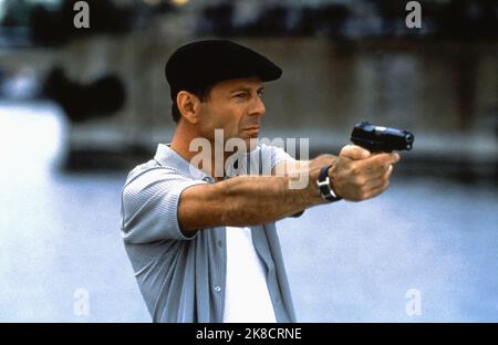 Bruce Willis Film: The Whole Nine Yards (USA 2000) Charaktere: Jimmy 'The Tulip' Tudeski Regie: Jonathan Lynn 17 February 2000 **WARNUNG** Dieses Foto ist nur für redaktionelle Verwendung bestimmt und unterliegt dem Copyright von WARNER BROS. Und/oder des Fotografen, der von der Film- oder Produktionsfirma beauftragt wurde und nur durch Publikationen im Zusammenhang mit der Bewerbung des oben genannten Films reproduziert werden kann. Eine obligatorische Gutschrift an WARNER BROS. Ist erforderlich. Der Fotograf sollte auch bei Bekanntwerden des Fotos gutgeschrieben werden. Ohne schriftliche Genehmigung der Film Company kann keine kommerzielle Nutzung gewährt werden. Stockfoto