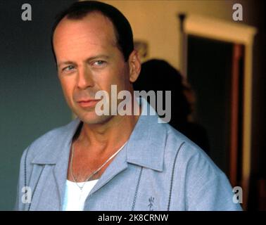 Bruce Willis Film: The Whole Nine Yards (USA 2000) Charaktere: Jimmy 'The Tulip' Tudeski Regie: Jonathan Lynn 17 February 2000 **WARNUNG** Dieses Foto ist nur für redaktionelle Verwendung bestimmt und unterliegt dem Copyright von WARNER BROS. Und/oder des Fotografen, der von der Film- oder Produktionsfirma beauftragt wurde und nur durch Publikationen im Zusammenhang mit der Bewerbung des oben genannten Films reproduziert werden kann. Eine obligatorische Gutschrift an WARNER BROS. Ist erforderlich. Der Fotograf sollte auch bei Bekanntwerden des Fotos gutgeschrieben werden. Ohne schriftliche Genehmigung der Film Company kann keine kommerzielle Nutzung gewährt werden. Stockfoto