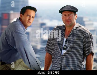 Matthew Perry & Bruce Willis Film: The Whole Nine Yards (USA 2000) Charaktere: Nichola 'Oz' Oseransky, Jimmy 'The Tulip' Tudeski Regie: Jonathan Lynn 17 February 2000 **WARNUNG** Dieses Foto ist nur für redaktionelle Verwendung bestimmt und unterliegt dem Copyright von WARNER BROS. Und/oder des Fotografen, der von der Film- oder Produktionsfirma beauftragt wurde und nur durch Publikationen im Zusammenhang mit der Bewerbung des oben genannten Films reproduziert werden kann. Eine obligatorische Gutschrift an WARNER BROS. Ist erforderlich. Der Fotograf sollte auch bei Bekanntwerden des Fotos gutgeschrieben werden. Ohne schriftliche Genehmigung der Fil kann keine kommerzielle Nutzung gewährt werden Stockfoto