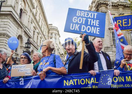 London, Großbritannien. 22. Oktober 2022. Der Anti-Brexit-Aktivist Steve Bray hält während der Demonstration vor der Downing Street ein Anti-Brexit-Plakat. Tausende von Menschen marschierten durch Central London und forderten, dass Großbritannien den Brexit umkehrt und sich der Europäischen Union erfreut. (Foto: Vuk Valcic/SOPA Images/Sipa USA) Quelle: SIPA USA/Alamy Live News Stockfoto