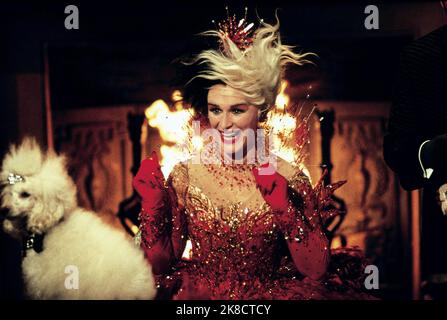 Glenn Close Film: 102 Dalmatiner (2000) Charaktere: Cruella de Vil Regie: Kevin Lima 22. November 2000 **WARNUNG** Dieses Foto ist nur für redaktionelle Zwecke bestimmt und unterliegt dem Copyright von DISNEY und/oder dem von der Film- oder Produktionsfirma beauftragten Fotografen.Es kann nur von Publikationen im Zusammenhang mit der Bewerbung des oben genannten Films reproduziert werden. Eine obligatorische Gutschrift an DISNEY ist erforderlich. Der Fotograf sollte auch bei Bekanntwerden des Fotos gutgeschrieben werden. Ohne schriftliche Genehmigung der Film Company kann keine kommerzielle Nutzung gewährt werden. Stockfoto