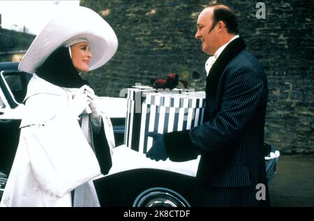 Glenn Close & Tim Mcinnerny Film: 102 Dalmatiner (2000) Charaktere: Cruella de Vil, Alonzo, Cruella De Vils Butler Regie: Kevin Lima 22. November 2000 **WARNUNG** Dieses Foto ist nur für redaktionelle Zwecke bestimmt und unterliegt dem Copyright von DISNEY und/oder dem von der Film- oder Produktionsfirma beauftragten Fotografen.Es kann nur von Publikationen im Zusammenhang mit der Bewerbung des oben genannten Films reproduziert werden. Eine obligatorische Gutschrift an DISNEY ist erforderlich. Der Fotograf sollte auch bei Bekanntwerden des Fotos gutgeschrieben werden. Ohne schriftliche Genehmigung der Film Company kann keine kommerzielle Nutzung gewährt werden. Stockfoto