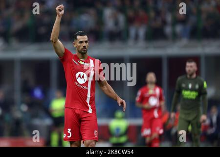 Pablo Mari von AC Monza Gesten während der Serie Ein Spiel zwischen AC Mailand und AC Monza im Stadio Giuseppe Meazza am 22. Oktober 2022 in Mailand, Italien . Stockfoto