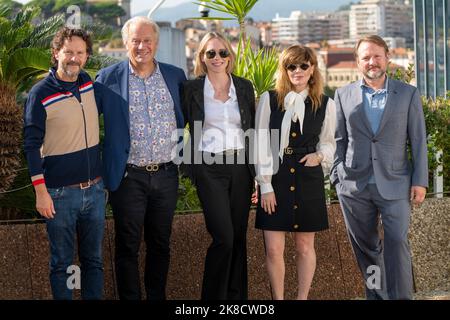 Cannes, Frankreich, Oktober 18 2022, RAM Bergman (Executive Producers), Dan Cohen (Chief Content Licensing Officer, Paramount Global), Elise Henderson (President MRC Television), Natasha Lyonne (Executive Producer & Actor) und Rian Johnson beim Fotogespräch für Poker Face während der MIPCOM 2022 - The World’s Entertainment Content Market © Ifnm Press Stockfoto