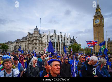 London, Großbritannien. 22. Oktober 2022. Während der Demonstration sahen die Demonstranten Flaggen der Europäischen Union (EU) halten. Hunderte von Menschen in ganz Großbritannien schlossen sich einem nationalen Protest an, in dem die Regierung aufgefordert wurde, der Europäischen Union (EU) in London beizutreten. Die Menge marschierte in der Londoner Innenstadt und forderte ein neues Referendum. Das Vereinigte Königreich stimmte 2016 für den Austritt aus der EU. Kredit: SOPA Images Limited/Alamy Live Nachrichten Stockfoto