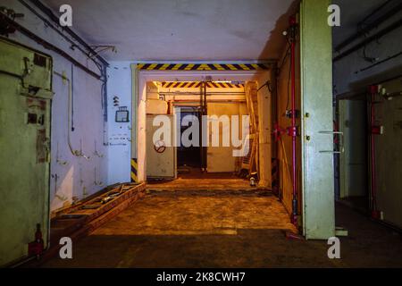 Bunker mit Nuklearwaffen und großer, schlagfester gepanzerter Tür Stockfoto