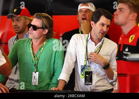 Austin, Texas, USA. 22. Oktober 2022. (L bis R): Brad Pitt (USA) Schauspieler und Joseph Kosinski (USA) Filmemacher. 22.10.2022. Formel 1 Weltmeisterschaft, Rd 19, großer Preis der Vereinigten Staaten, Austin, Texas, USA, Qualifying Day. Bildnachweis sollte lauten: XPB/Press Association Images. Quelle: XPB Images Ltd/Alamy Live News Stockfoto