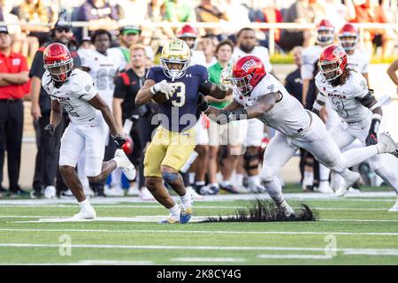 22. Oktober 2022: Notre Dame läuft zurück Logan Diggs (3) läuft mit dem Ball für die Yardage, als UNLV-Verteidigungslineman Adam Plant Jr. (7) während der NCAA-Fußballspiel-Action zwischen den UNLV-Rebellen und den Notre Dame Fighting Irish im Notre Dame Stadium in South Bend, Indiana, verfolgt. Notre Dame besiegte UNLV 44-21. John Mersits/CSM. Stockfoto