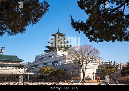 Die Pagode im National Folk Museum of Korea im Gyeongbokgung Palace Complex im Winter in Seoul, Südkorea. Stockfoto