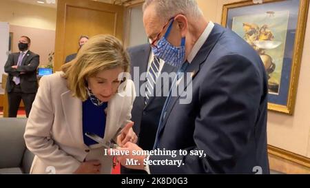 Die Sprecherin des Repräsentantenhauses der Vereinigten Staaten, Nancy Pelosi (Demokratin von Kalifornien), mit dem Mehrheitsführer des US-Senats, Chuck Schumer (Demokrat von New York), sagte gegenüber dem amtierenden US-Verteidigungsminister Christopher Miller: Dass sie den Bürgermeister Muriel Bowser (Demokrat des Distrikts von Columbia) um Hilfe bat, in einem Video, das vom US-amerikanischen House Select Committee zur Untersuchung des Angriffs auf das US-Kapitol vom 6.. Januar in Washington, DC, am 13. Oktober 2022 veröffentlicht wurde. Kredit: US-Haus Jan. 6 Ausschuss/Pool über CNP Stockfoto