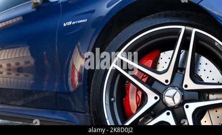 Das Front Diamond Cut Alloy Wheel auf Einem roten Bremssättel von Mercedes Benz C63s AMG aus dem Jahr 2016 und Keramikscheiben Stockfoto