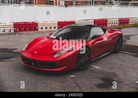 Der Ferrari 458 Italia 2014 In Metallic-Rot Mit Dach In Gloss Black Stockfoto