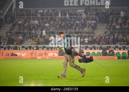 Zwischenfall mit einem Spidercam, die Seile der Kamera sind lose und hängen auf dem Feld, Techniker kümmern sich um das Problem, Fußball 1. Bundesliga, 11. Spieltag, Borussia Mönchengladbach (MG) - Eintracht Frankfurt (F) 1: 3 am 22.. Oktober. 2022 in Borussia Mönchengladbach/Deutschland. #Die DFL-Vorschriften verbieten die Verwendung von Fotos als Bildsequenzen und/oder quasi-Video # Stockfoto