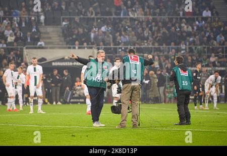 Zwischenfall mit einem Spidercam, die Seile der Kamera sind lose und hängen auf dem Feld, drei Techniker kümmern sich um das Problem, die Spieler warten im Hintergrund. Fußball 1. Bundesliga, Spieltag 11., Borussia Mönchengladbach (MG) - Eintracht Frankfurt (F) 1: 3 am 22.. Oktober 2022 in Borussia Mönchengladbach/Deutschland. #Die DFL-Vorschriften verbieten die Verwendung von Fotos als Bildsequenzen und/oder quasi-Video # Stockfoto