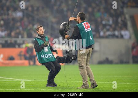 Borussia Monchengladbach, Deutschland. 22. Oktober 2022. Zwischenfall mit einem Spidercam, die Seile der Kamera sind lose und hängen auf dem Feld, Techniker kümmern sich um das Problem, Fußball 1. Bundesliga, 11. Spieltag, Borussia Monchengladbach (MG) - Eintracht Frankfurt (F) 1: 3 am 22,10. 2022 in Borussia Mönchengladbach/Deutschland. Die DFL-Bestimmungen von #verbieten die Verwendung von Fotos als Bildsequenzen und/oder quasi-Video # Credit: dpa/Alamy Live News Stockfoto