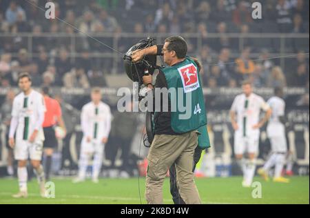 Zwischenfall mit einem Spidercam, die Seile der Kamera sind lose und hängen auf dem Feld, Techniker kümmern sich um das Problem, im Hintergrund warten die Spieler Fußball 1. Bundesliga, 11. Spieltag, Borussia Monchengladbach (MG) - Eintracht Frankfurt (F) 1 : 3 am 22. Oktober 2022 in Borussia Mönchengladbach. #Die DFL-Vorschriften verbieten die Verwendung von Fotos als Bildsequenzen und/oder quasi-Video # Stockfoto