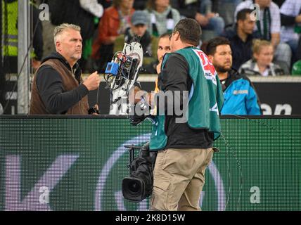 Zwischenfall mit einem Spidercam, die Kameraseile sind lose und hängen auf dem Feld, Techniker kümmern sich um das Problem, die kaputte Kamera, Fußball 1. Bundesliga, 11. Spieltag, Borussia Monchengladbach (MG) - Eintracht Frankfurt (F) 1: 3 am 22. Oktober 2022 in Borussia Monchengladbach/Deutschland. #Die DFL-Vorschriften verbieten die Verwendung von Fotos als Bildsequenzen und/oder quasi-Video # Stockfoto