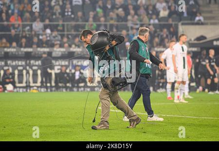 Zwischenfall mit einem Spidercam, die Seile der Kamera sind lose und hängen auf dem Feld, Techniker kümmern sich um das Problem, Fußball 1. Bundesliga, 11. Spieltag, Borussia Mönchengladbach (MG) - Eintracht Frankfurt (F) 1: 3 am 22.. Oktober. 2022 in Borussia Mönchengladbach/Deutschland. #Die DFL-Vorschriften verbieten die Verwendung von Fotos als Bildsequenzen und/oder quasi-Video # Stockfoto