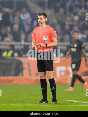 Schiedsrichter Daniel SIEBERT hält das Spidercam-Seil, die Kameraseile sind lose und hängen auf dem Spielfeld, Zwischenfall. Fußball 1. Bundesliga, Spieltag 11., Borussia Mönchengladbach (MG) - Eintracht Frankfurt (F) 1: 3 am 22.. Oktober 2022 in Borussia Mönchengladbach/Deutschland. #Die DFL-Vorschriften verbieten die Verwendung von Fotos als Bildsequenzen und/oder quasi-Video # Stockfoto