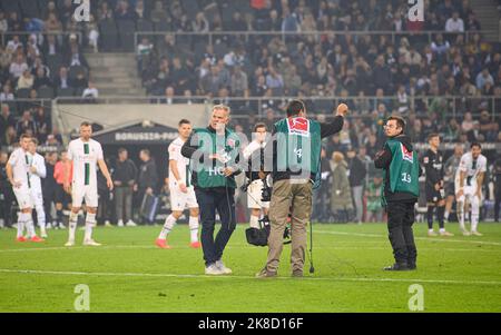 Zwischenfall mit einem Spidercam, die Seile der Kamera sind lose und hängen auf dem Feld, drei Techniker kümmern sich um das Problem, die Spieler warten im Hintergrund. Fußball 1. Bundesliga, Spieltag 11., Borussia Mönchengladbach (MG) - Eintracht Frankfurt (F) 1: 3 am 22.. Oktober 2022 in Borussia Mönchengladbach/Deutschland. #Die DFL-Vorschriften verbieten die Verwendung von Fotos als Bildsequenzen und/oder quasi-Video # Stockfoto