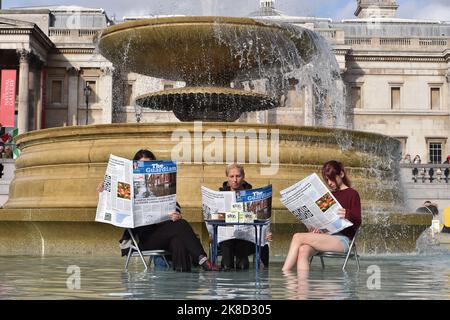 London, England, Großbritannien. 22. Oktober 2022. Klimaaktivisten veranstalteten im Trafalgar Square Fountain einen Protest, um auf Überschwemmungen und Naturkatastrophen aufmerksam zu machen, die durch den Klimawandel verursacht wurden. (Bild: © Thomas Krych/ZUMA Press Wire) Bild: ZUMA Press, Inc./Alamy Live News Stockfoto