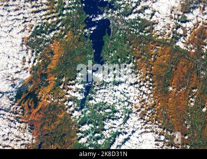 Unser Operational Land Imager-2 auf Landsat 9 hat dieses lebendige Bild von Laubbäumen und Nadelbäumen in den Adirondack Mountains im Nordosten von New York am 8. Oktober 2022 aufgenommen. Adirondack Park, der größte State Park in den angrenzenden Vereinigten Staaten, zeigt eine zuverlässige Show in saisonaler Farbe. Laubbäume mit besonders lebhaften Farbtönen umfassen Zucker und rote Ahornbäume sowie quakende und großzackige Espen. Die östlichen Lärchen zeigen auch eine auffällige Schau, aber auf dieser Nadelbäume werden im Herbst die Nadeln, nicht die Blätter, leuchtend goldgelb. Die Herbstfarbe erreicht ihren Höhepunkt, wenn die Lufttemperatur A sinkt Stockfoto