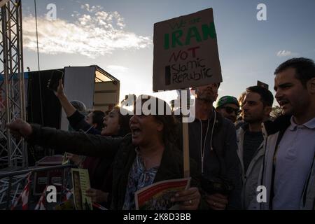 Berlin, Deutschland. 22. Oktober 2022. Am Samstag, den 22. Oktober 2022, fand in Berlin eine Demonstration gegen das iranische Regime statt. Der marsch begann an der Siegessäule in Berlin. Mehr als 80000 Menschen nahmen an dem Protest Teil. Die Demonstranten gedachten auch der vielen Todesfälle im Iran. Darüber hinaus folgten Tausende von Menschen dem Aufruf zahlreicher Organisationen zu einer Solidaritätsdemonstration mit den Demonstranten im Iran. In Berlin gingen sie gegen Unterdrückung und Diskriminierung auf die Straße. Kredit: ZUMA Press, Inc./Alamy Live Nachrichten Stockfoto