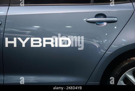 Bukarest, Rumänien - 06. Oktober 2022: Ein Hybrid-Auto wird während der Bucharest Auto Show gesehen. Dieses Bild ist nur für redaktionelle Zwecke bestimmt. Stockfoto