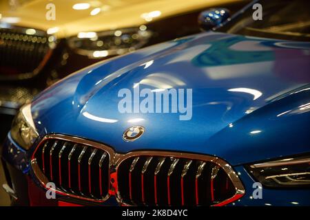 Bukarest, Rumänien - 06. Oktober 2022: Während der Bucharest Auto Show wird ein blauer BMW der Serie 8 gezeigt. Dieses Bild ist nur für redaktionelle Zwecke bestimmt. Stockfoto