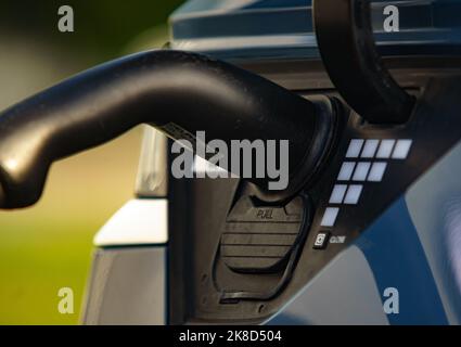 Bukarest, Rumänien - 06. Oktober 2022: Ein Elektroauto lädt von einer Hochspannungsladestation für Elektroautos. Dieses Bild ist für redaktionelle U Stockfoto