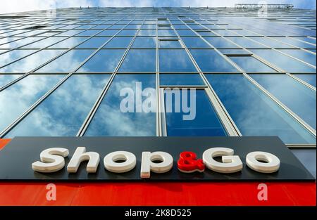 Bukarest, Rumänien - 07. Oktober 2022: Ein Mega Image Shop&Go Store in Bukarest Dieses Bild ist nur für redaktionelle Verwendung bestimmt. Stockfoto