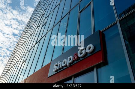 Bukarest, Rumänien - 07. Oktober 2022: Ein Mega Image Shop&Go Store in Bukarest Dieses Bild ist nur für redaktionelle Verwendung bestimmt. Stockfoto