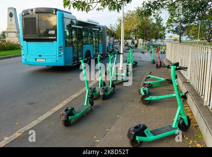 Bukarest, Rumänien - 07. Oktober 2022: Bolt-Elektroroller sind falsch geparkt und blockieren den Zugang auf dem Bürgersteig in Bukarest. Dieses Bild ist für Eito Stockfoto