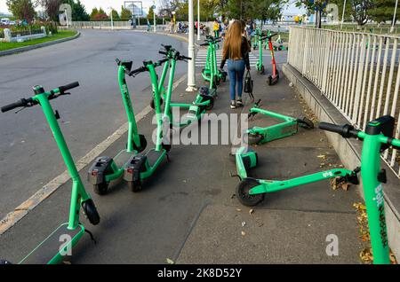 Bukarest, Rumänien - 07. Oktober 2022: Bolt-Elektroroller sind falsch geparkt und blockieren den Zugang auf dem Bürgersteig in Bukarest. Dieses Bild ist für Eito Stockfoto