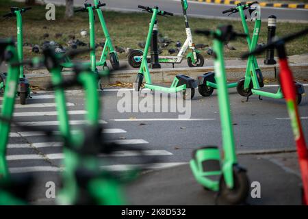 Bukarest, Rumänien - 07. Oktober 2022: Bolt-Elektroroller sind falsch geparkt und blockieren den Zugang auf dem Bürgersteig in Bukarest. Dieses Bild ist für Eito Stockfoto