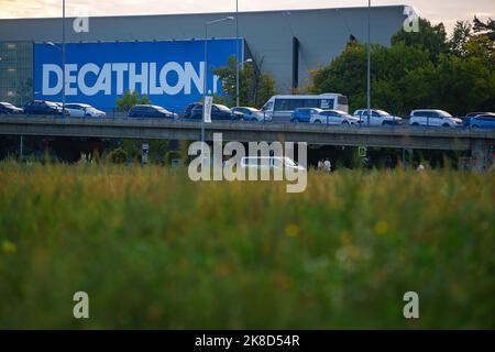 Bukarest, Rumänien - 07. Oktober 2022: Autos im Verkehr zur Hauptverkehrszeit auf der Nationalstraße Nr. 1 1 an der Ausfahrt aus Bukarest in Richtung Ploiesti. Stockfoto