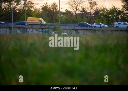 Bukarest, Rumänien - 07. Oktober 2022: Autos im Verkehr zur Hauptverkehrszeit auf der Nationalstraße Nr. 1 1 an der Ausfahrt aus Bukarest in Richtung Ploiesti. Stockfoto