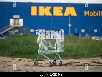 Bukarest, Rumänien - 07. Oktober 2022: Vor dem IKEA Bucharest Baneasa-Geschäft im Norden von Bukarest, Rumänien, ist ein Supermarkt-Einkaufswagen zu sehen. Stockfoto