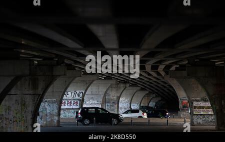 Bukarest, Rumänien - 07. Oktober 2022: Autos im Verkehr unter der Überführung auf der Nationalstraße Nr. 1 an der Ausfahrt aus Bukarest in Richtung Ploiesti. Stockfoto