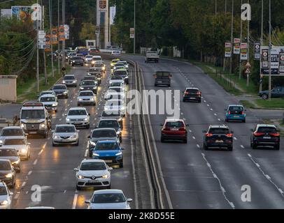 Bukarest, Rumänien - 07. Oktober 2022: Autos im Verkehr zur Hauptverkehrszeit auf der Nationalstraße Nr. 1 1 an der Ausfahrt aus Bukarest in Richtung Ploiesti. Stockfoto