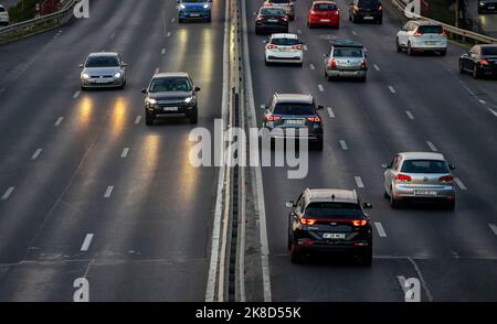 Bukarest, Rumänien - 07. Oktober 2022: Autos im Verkehr zur Hauptverkehrszeit auf der Nationalstraße Nr. 1 1 am Eingang nach Bukarest von Ploiesti. Stockfoto